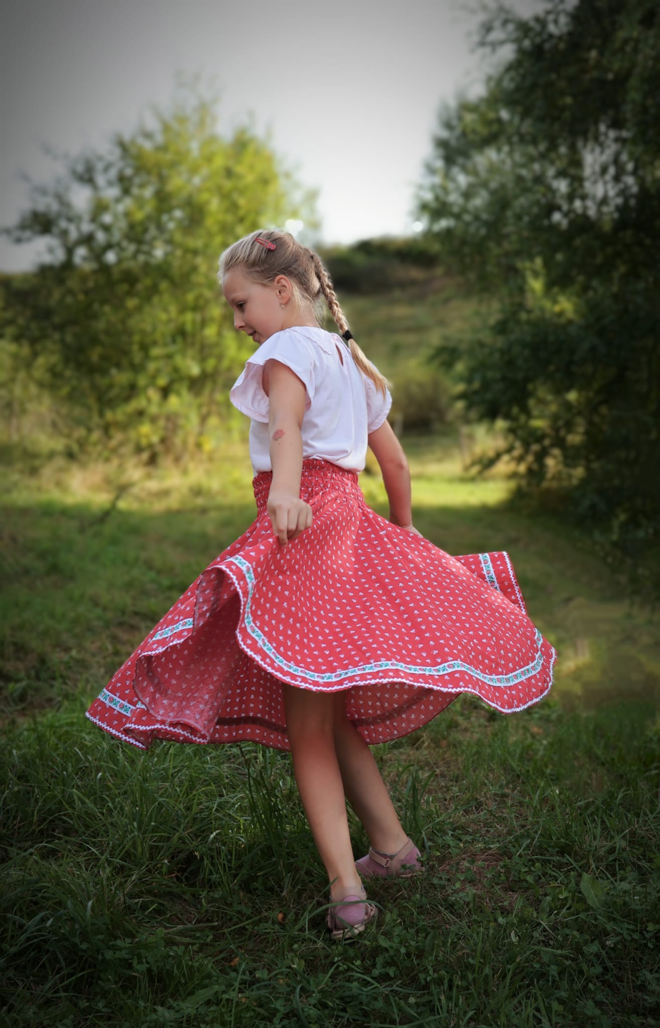 Detská červená sukňa – folklórna stuha