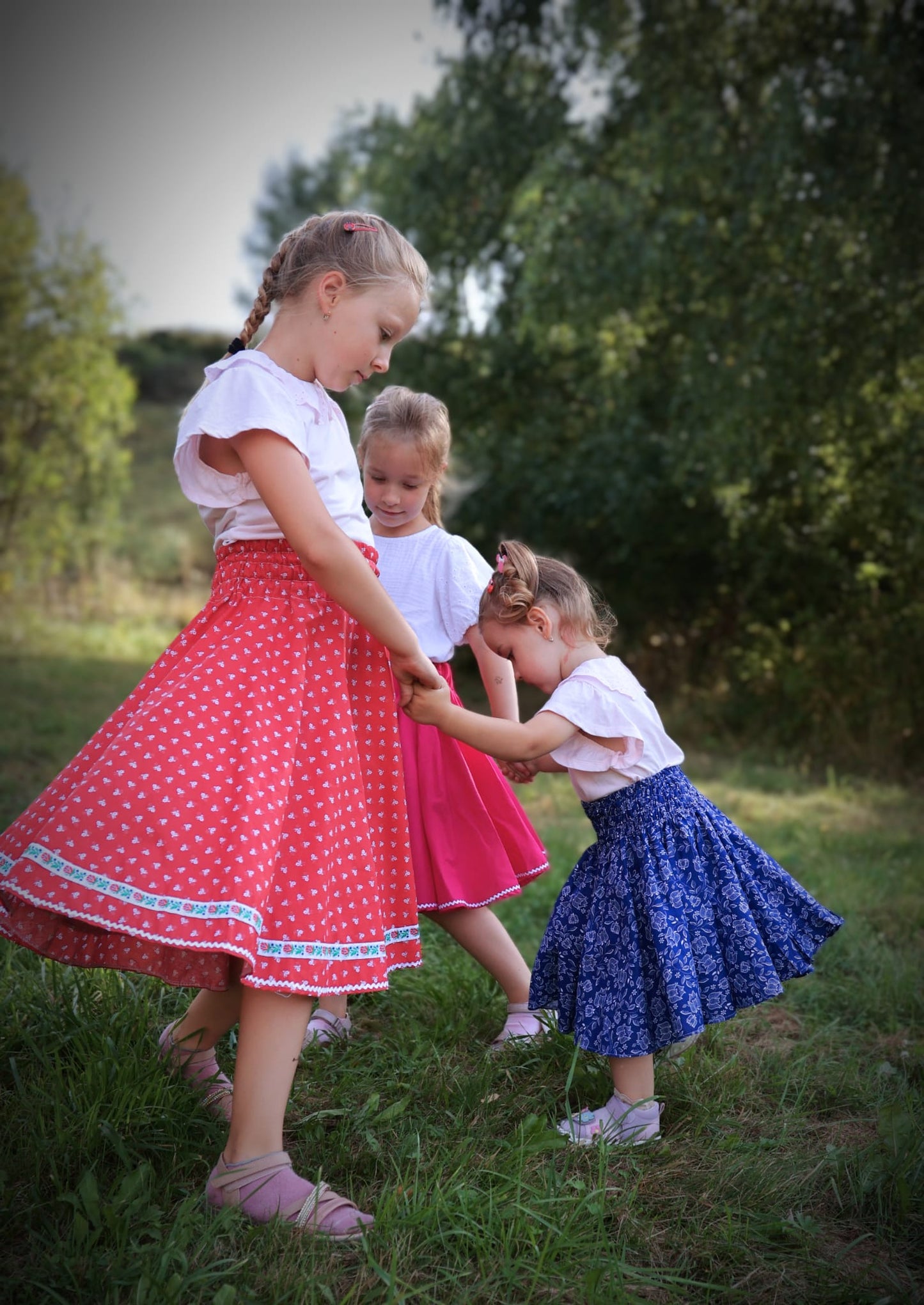 Detská červená sukňa – folklórna stuha