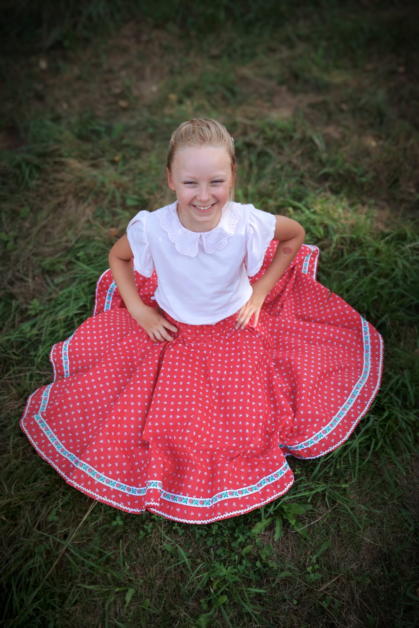 Detská červená sukňa – folklórna stuha